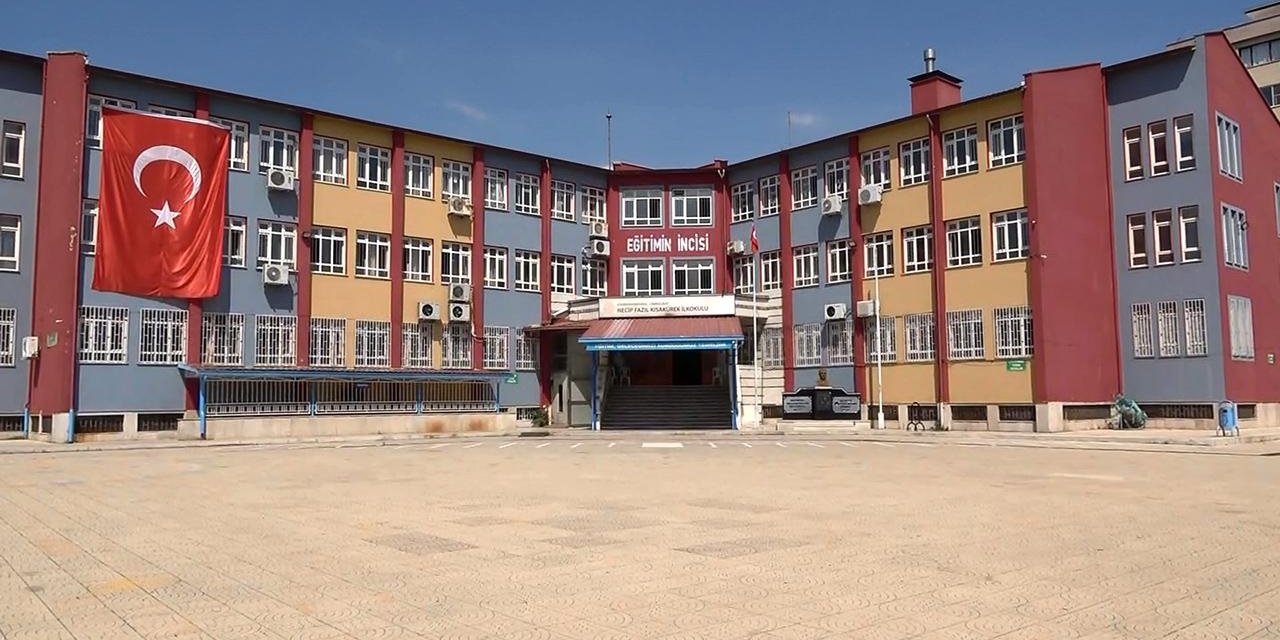 Annesinin okula sırtında taşıdığı serebral palsi hastası öğretmen oldu