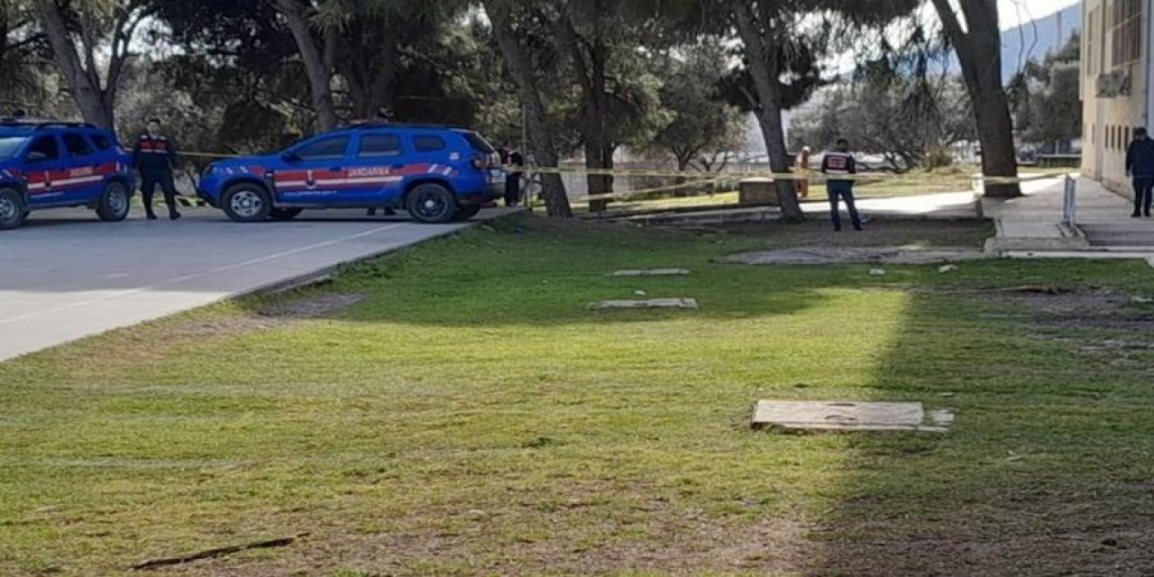 Okul bahçesindeki aracın içerisinde ölü bulundu