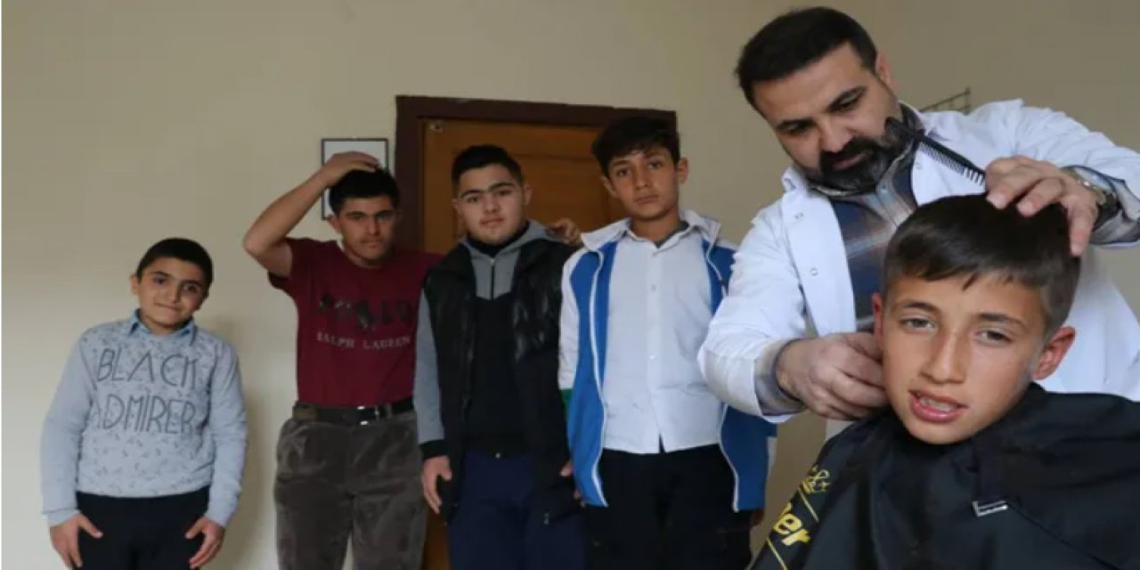 Batmanlı öğretmen, öğrencilerine hem eğitim veriyor hem de tıraş ediyor
