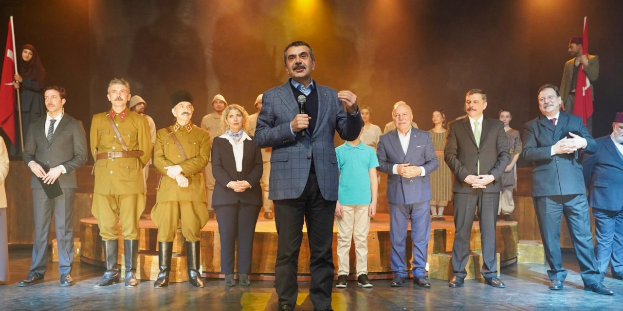 Bakan Yusuf Tekin, Erzurum'da "Cumhuriyet'e Doğru" tiyatro oyununu izledi.