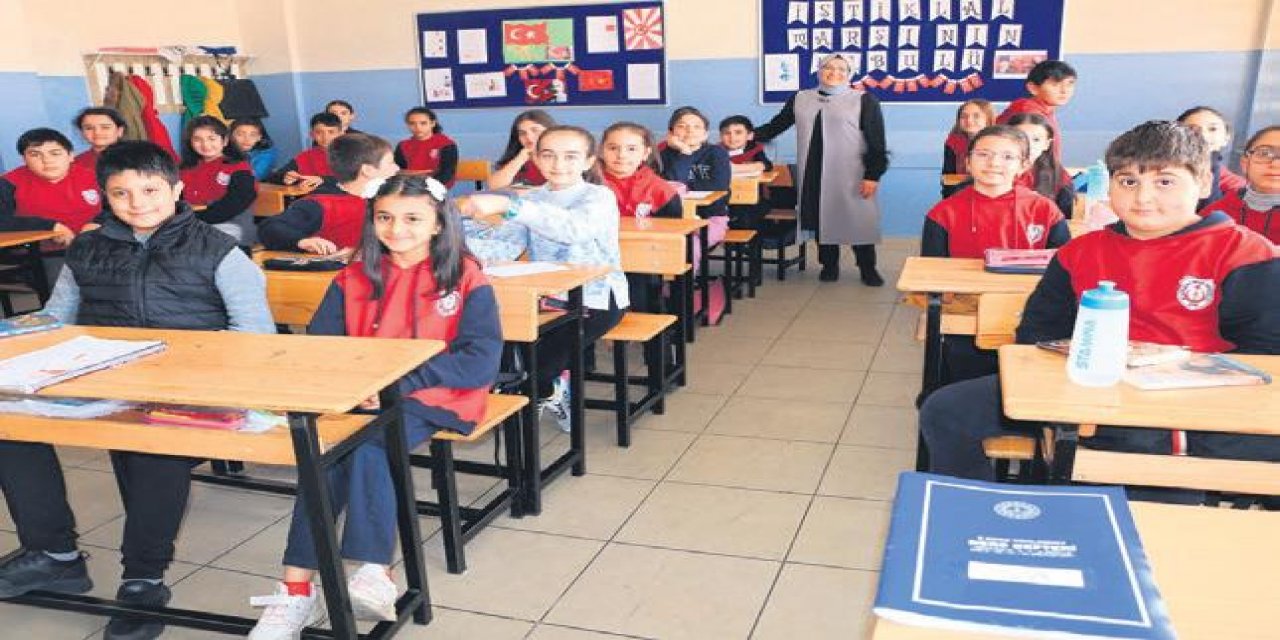 Melike öğretmen, öğrencileri için engelleri aşıyor