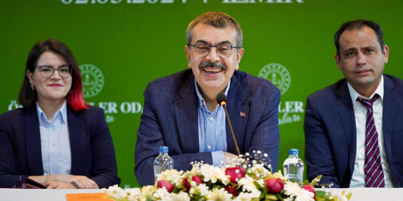 Bakan Yusuf Tekin öğretmenlere teşekkür etti, ayakta alkışlandı