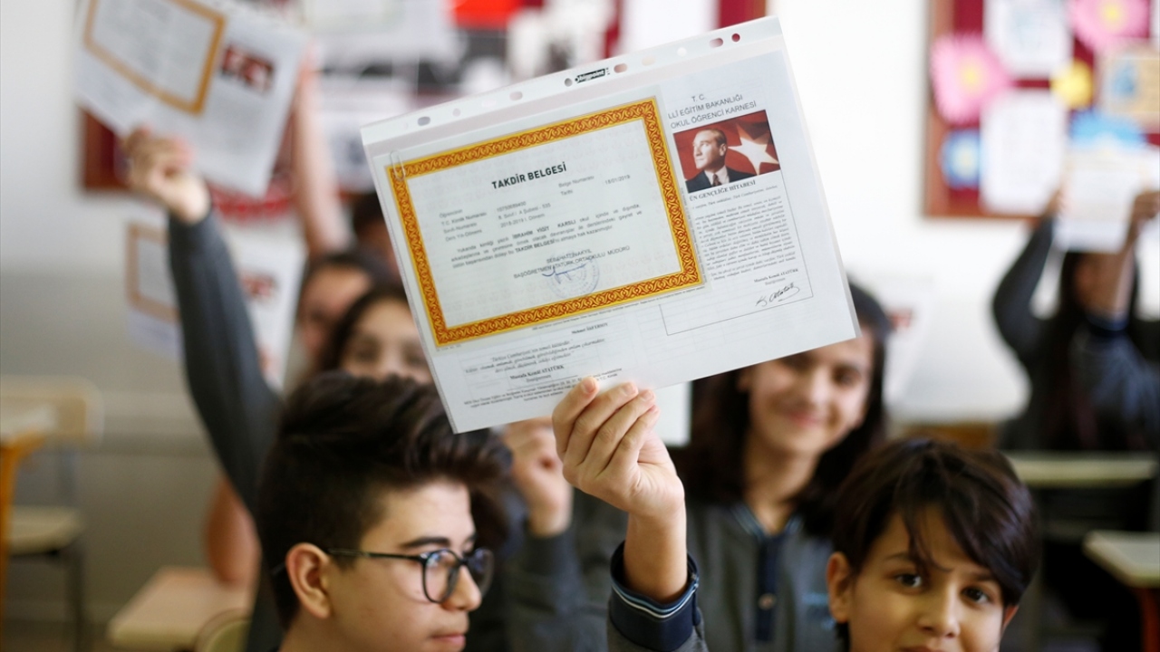 Okul Birincisi Bile Olsalar O Öğrencilere Takdir ve Teşekkür Belgesi Verilmeyecek