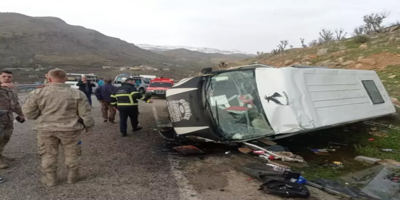 Siirt'te öğrencileri taşıyan minibüs devrildi: 1 ölü, 6 yaralı