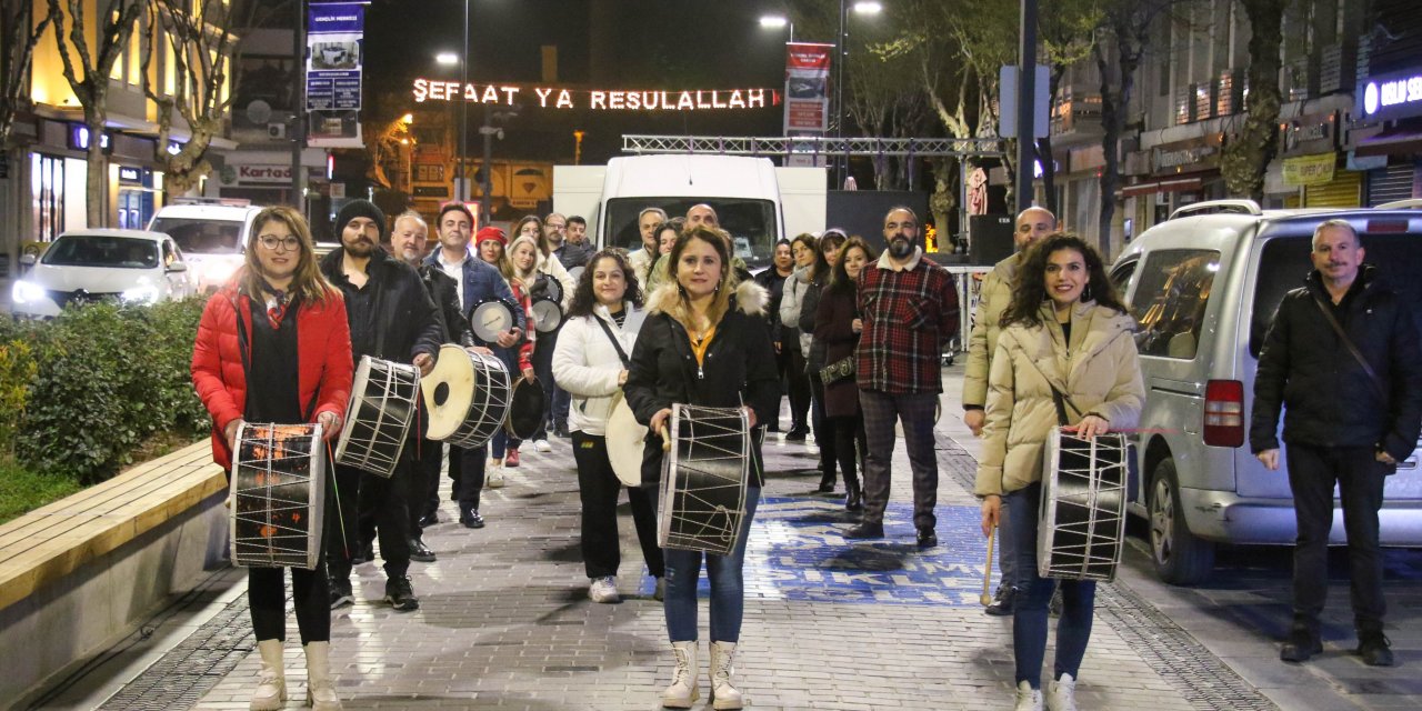 Uşak'ta 30 öğretmen davul çalarak vatandaşları sahura uyandırdı