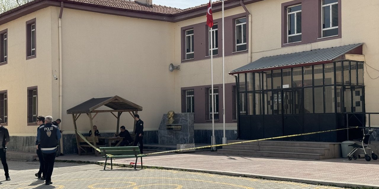 Sandık görevlisi, muhtarı bıçakladı