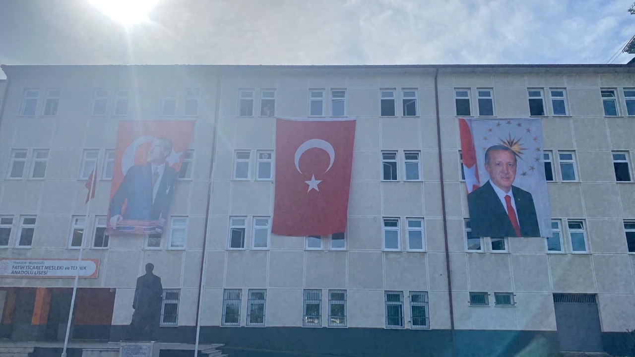 Tek Poster İddiası Çürüdü! İşte O Okuldan Gerçek Görüntüler