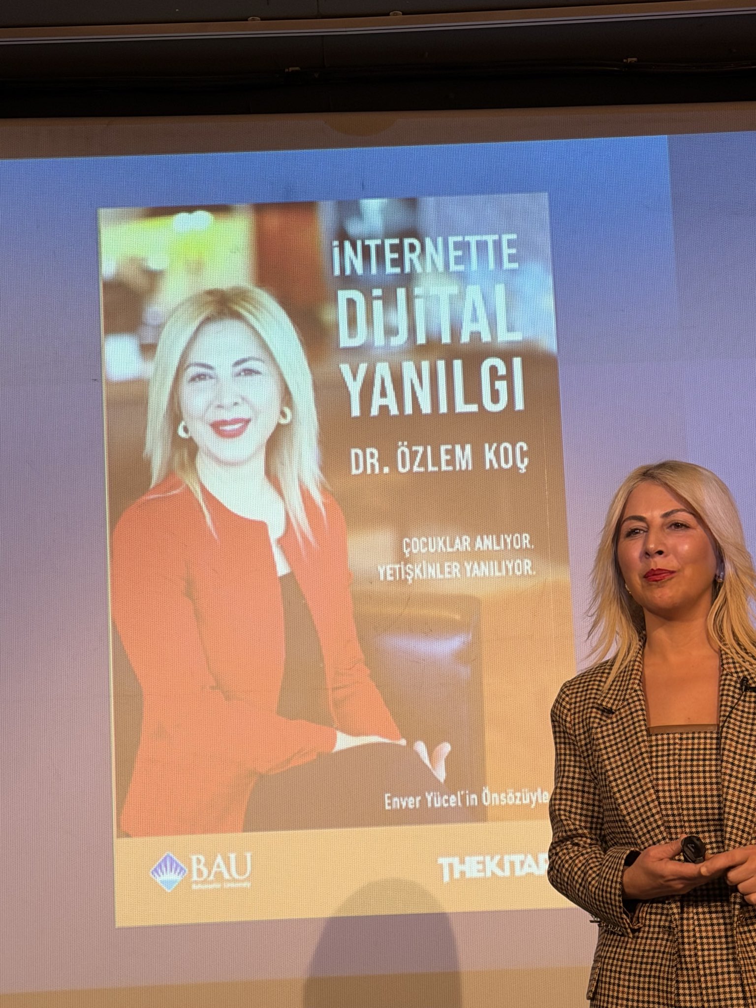 Dijital Dünyada Algı Uçurumu: Dr. Özlem Koç’un Yeni Kitabı Büyük İlgi Gördü