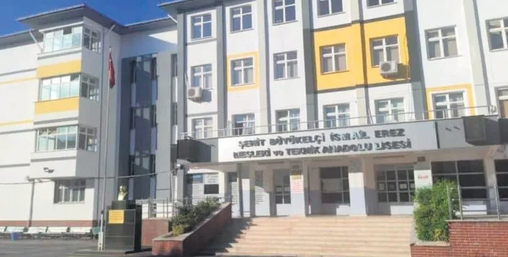 Öğrencileri Yerde Süründüren Öğretmene Aileden Darp Raporlu Suç Duyurusu!