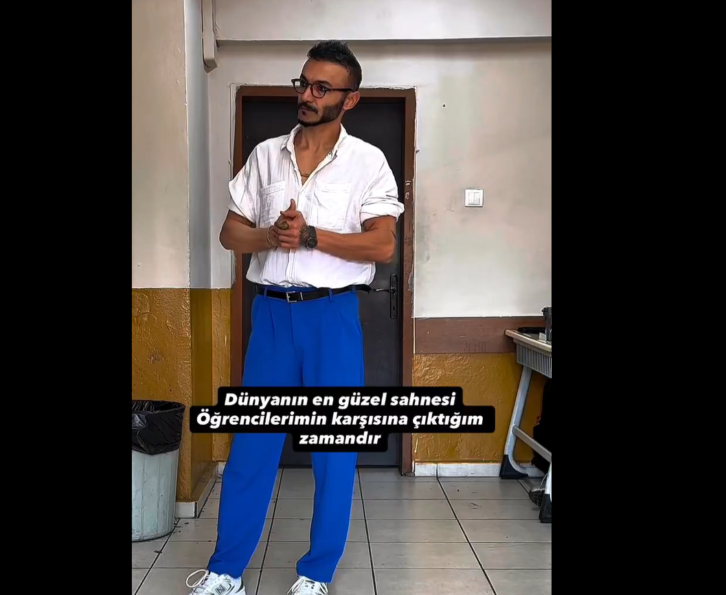 Sınıfta Kameraya Poz Veren Öğretmen Tartışma Yarattı: Sosyal Medyada İkiye Bölündü