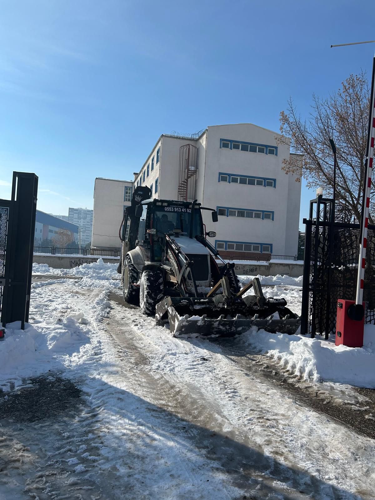 Diyarbakır Valisi Murat Zorluoğulu Krizi Çözdü; Okul Yolları ve Okul Bahçeleri Kardan Temizlendi