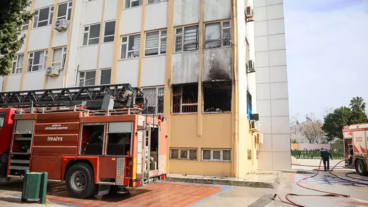 Öğretmenler Odasında Yangın Çıktı: Öğrenciler Tahliye Edildi
