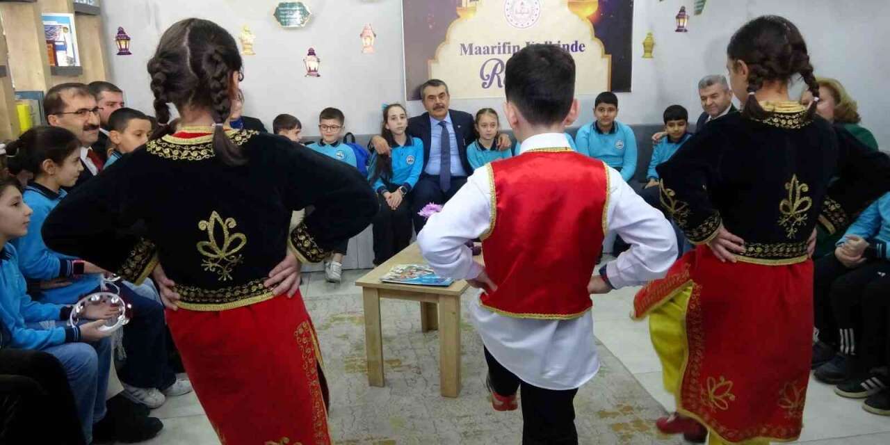 Bakan Yusuf Tekin Ramazan Etkinliklerinde Öğrencilerle Bir Araya Geldi