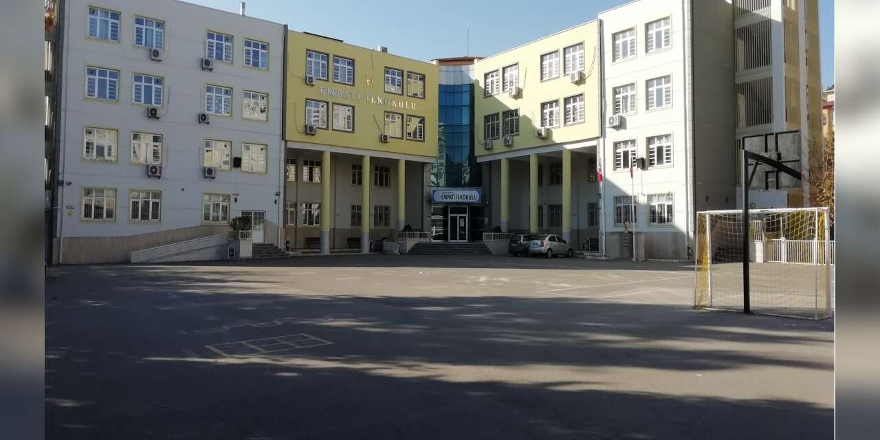 Veliler Öğretmenler Odasını Bastı, Müdür ve Öğretmene Saldırdı