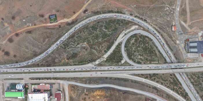 Dönüş Yolu Kilitlendi: Milyonlarca Öğrenci Pazartesi İçin Yollara Düştü