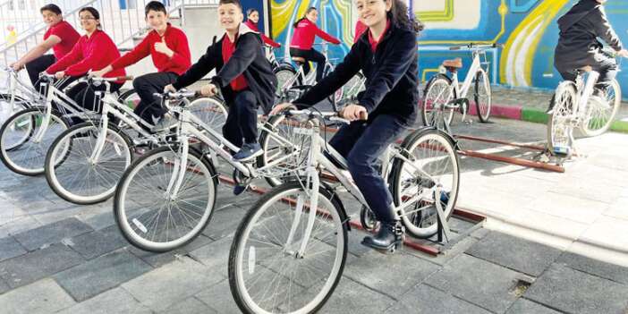 10 Bisikletle Okulun Dış Aydınlatmasını Çözdüler