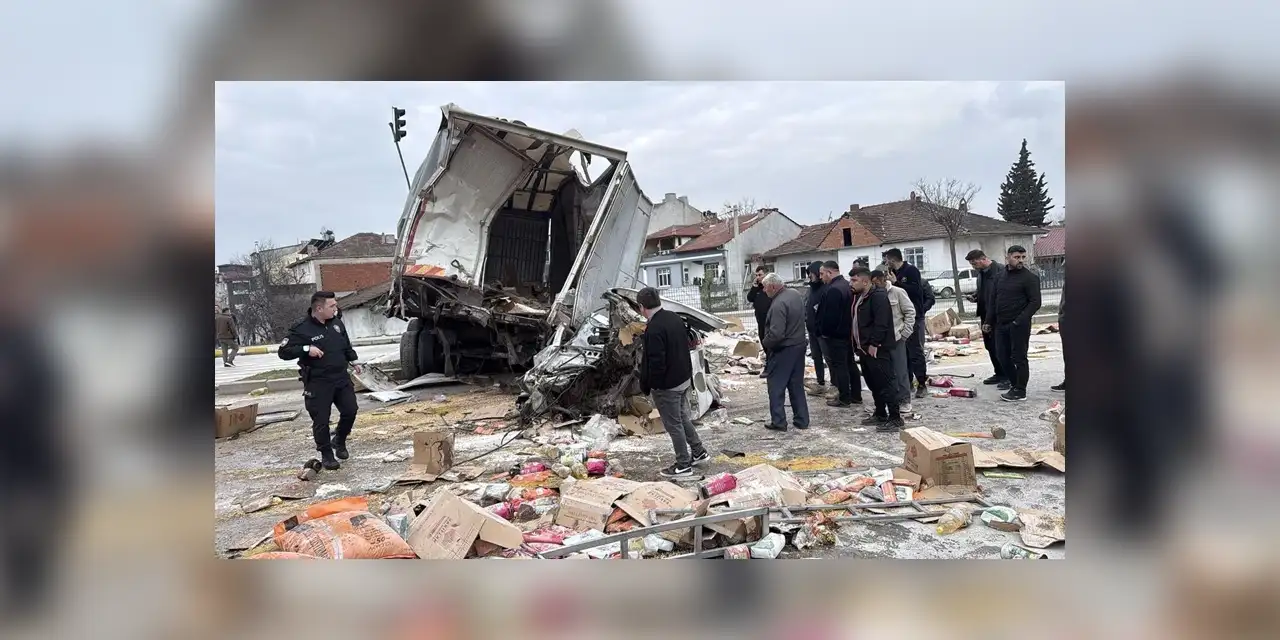 Freni Patlayan Tır Öğrenci Servisine Çarptı, 10 Öğrenci Yaralandı