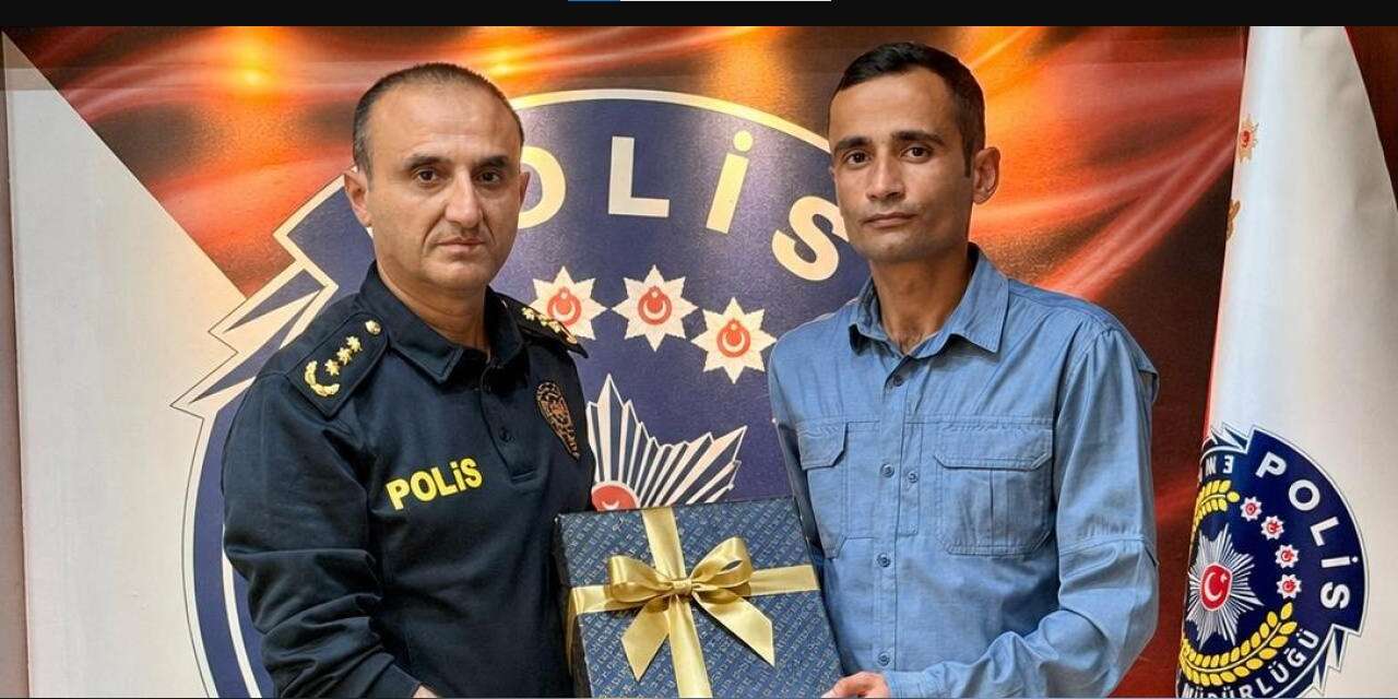 Öğrencileri Okul Kapısının Önünde Şefkatle Karşılayan Polise Ödül Verildi