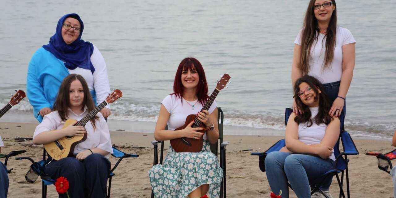 Müzik Öğretmeni Anneler Günü İçin Öğrencileriyle ve Velileriyle Çaldı Söyledi, İzleyenler Hayran Kaldı