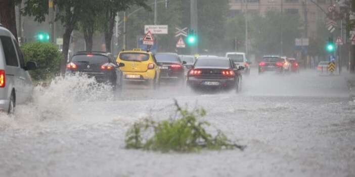 Meteoroloji Saat Verdi: 40 İlde Sağanak ve Sel Alarmı!