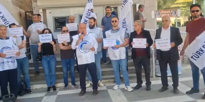 Düşük Promosyon Teklifine Karşı Öğretmenlerden Banka Kartı Yakma Eylemi