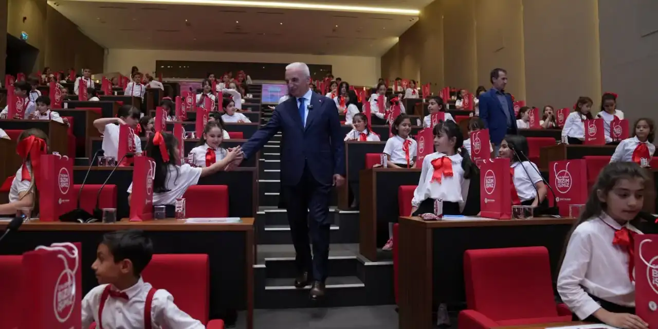 Ümraniye Belediye Başkanı Yıldırım Çocuklara Verdiği Tablet Bilgisayar Sözünü Tuttu