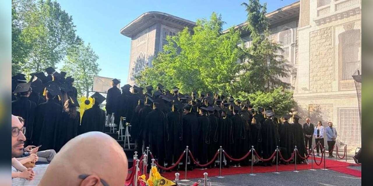 İstanbul Erkek Lisesi’nde Müdür Protesto Edildi, İl Müdürü Yentür Derneğe Tepki Gösterip Töreni Sona Erdirdi