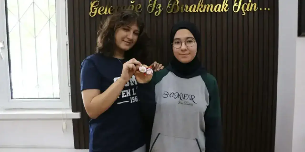 Robot Yarışmasında Derece Yapan Öğrencilere Altın Hediye Edildi