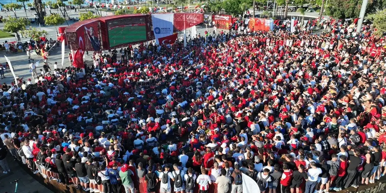 YKS Öncesi Milli Maç Alarmı: Meydanlardaki Dev Ekran Organizasyonları İptal Edildi!