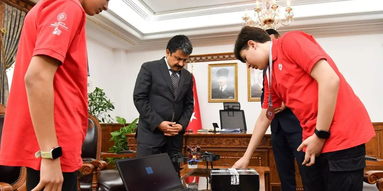 Türk Ortaokul Öğrencilerinden Çığır Açacak Yapay Zeka İcadı
