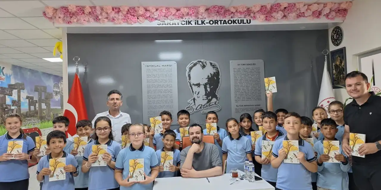 Okul Müdürü Veliden Kazandığı 40 Bin TL'lik Tazminatla Çocuklara Kitap Aldı
