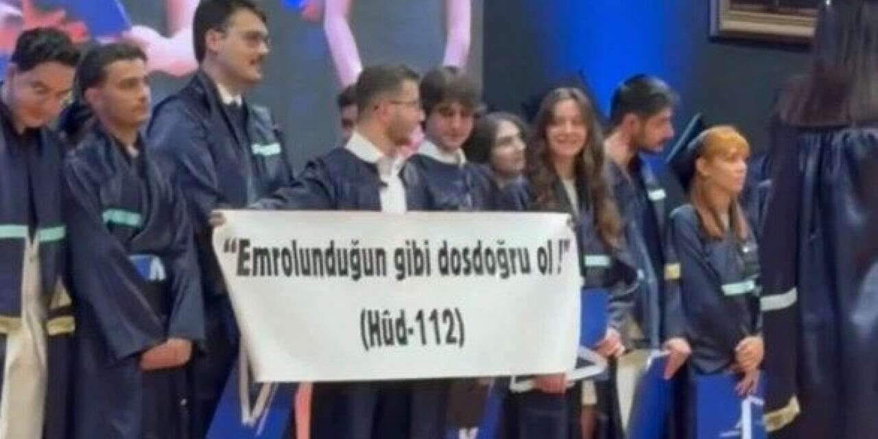 Mezuniyet Töreninde Ayet Yazan Pankart Yasaklandı İddiası Sosyal Medyayı Karıştırdı