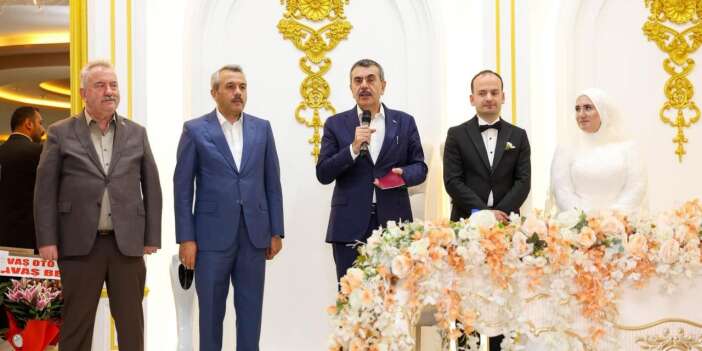 Bakan Yusuf Tekin Öğretmen Çiftin Nikâh Şahidi Oldu