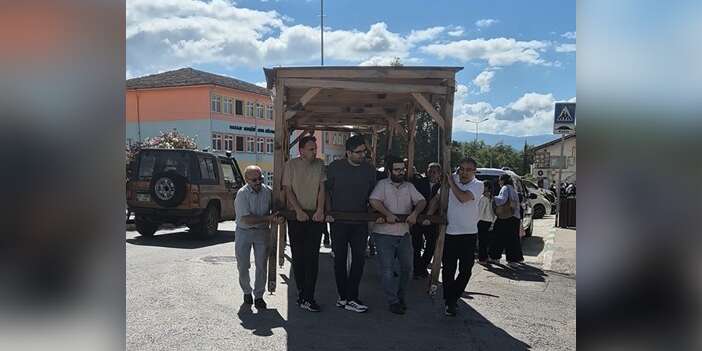 Öğretmenler Omuz Omuza Verdi: Dev Kamelyayı Elle Taşıdılar!