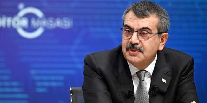 Öğretmenlere 'Beyaz Önlük' Çağrısı: Bakan Tekin’den Sendikalara 'Vesayet' Çıkışı!
