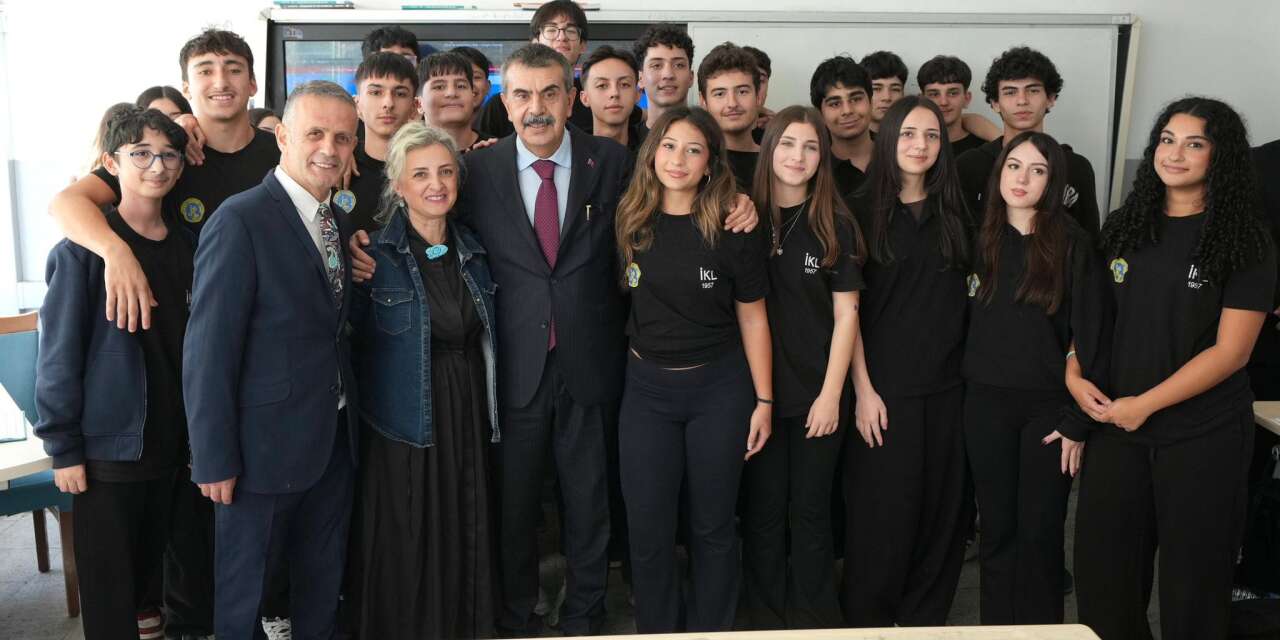 Bakan Tekin’in Kadıköy Lisesi Ziyareti Sıcak ve Samimi Bir Ortamda Geçti: Provokasyoncuların Öğrenci Olmadığı Ortaya Çıktı!