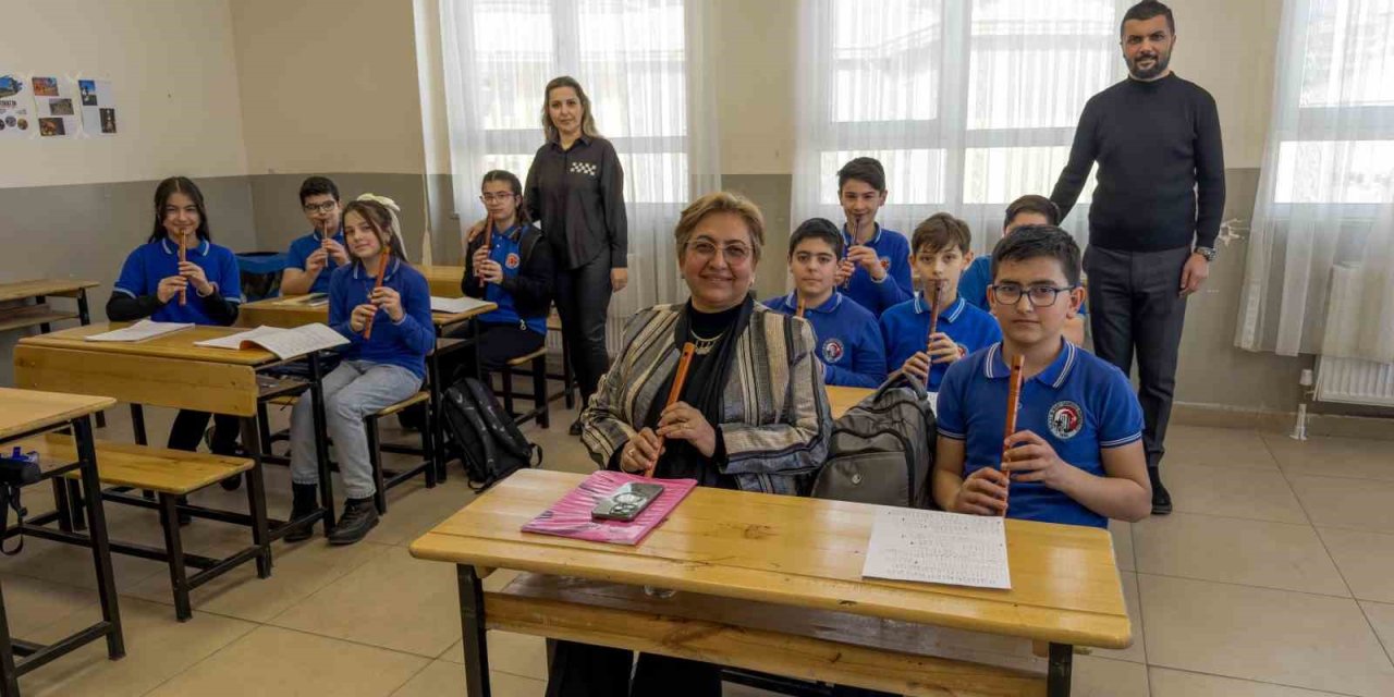 32 yıllık eğitimci öğrencileri ile sıra arkadaşı oldu