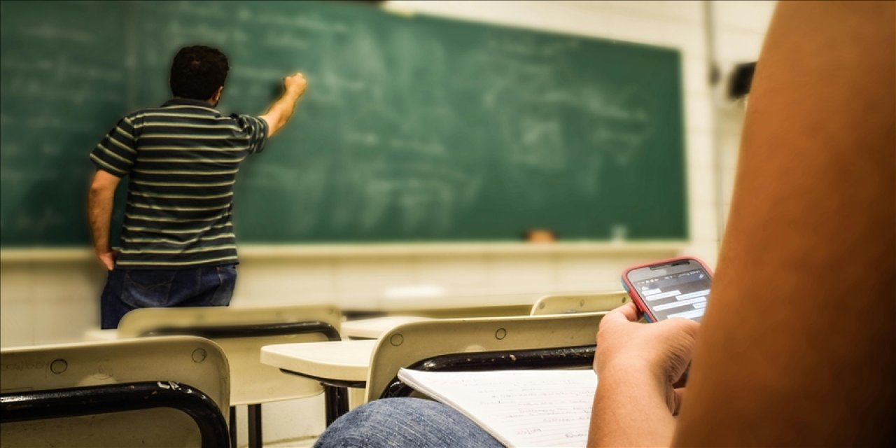MEB Duyurdu Alarm Zilleri Çalıyor: Öğrencilerin ekran bağımlılığı tehlikeli!
