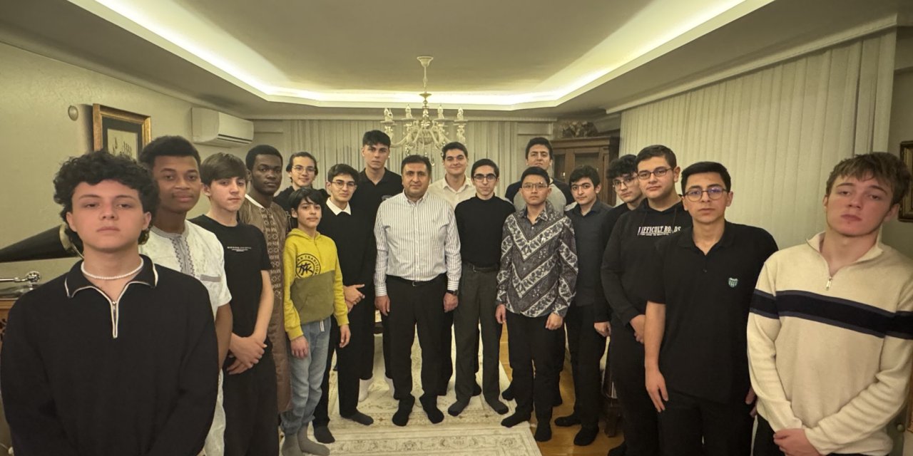 İstanbul İl Milli Eğitim Müdürü Mücahit Yentür, Öğrencileri Evinde İftar Yemeğinde Misafir Etti