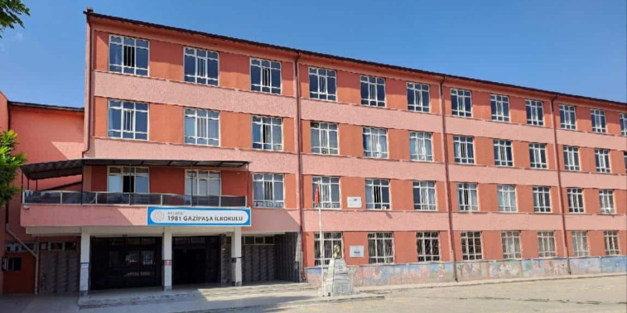 Eli sopalı veliler Okul Müdürüne Saldırdı