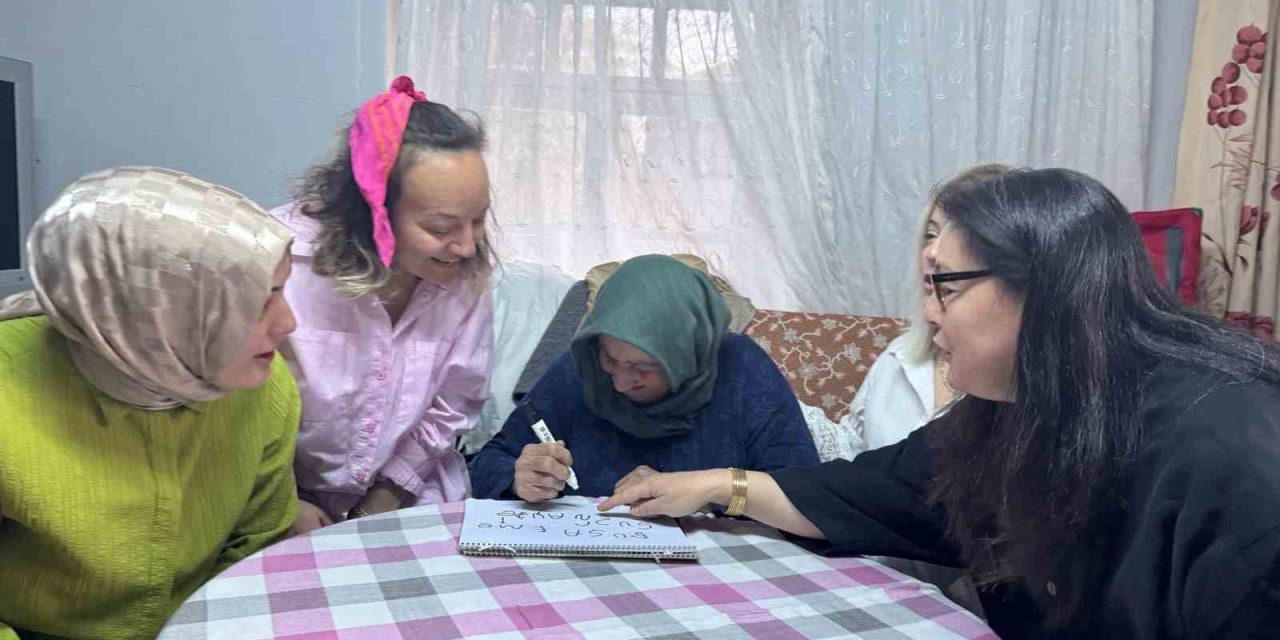 Öğretmenlerden yalnız yaşayan Dinar Teyze'ye iftar sürprizi!