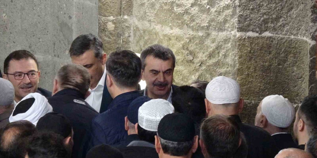 Bakan Yusuf Tekin bayram namazının ardından vatandaşlarla bayramlaştı