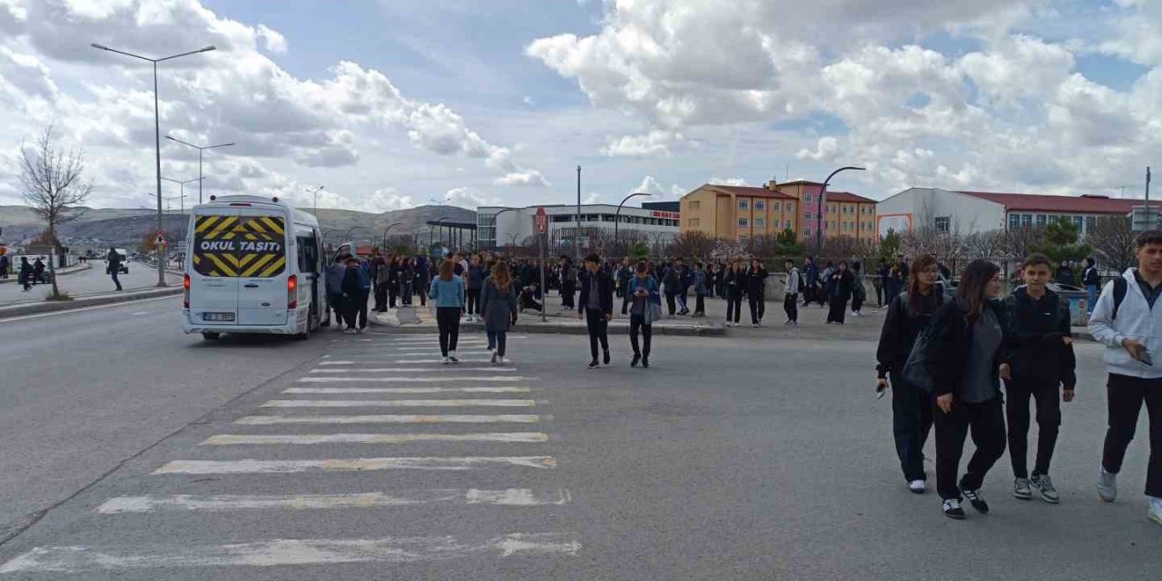 Okula bisikletle giden Öğretmen kazada hayatını kaybetti