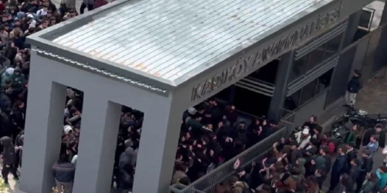 Liseliler öğretmenleri için protesto düzenledi