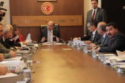Toplu sözleşme hakkı tanıyan yasa tasarısı, TBMM Plan ve Bütçe Komisyonu'nda kabul edildi.
