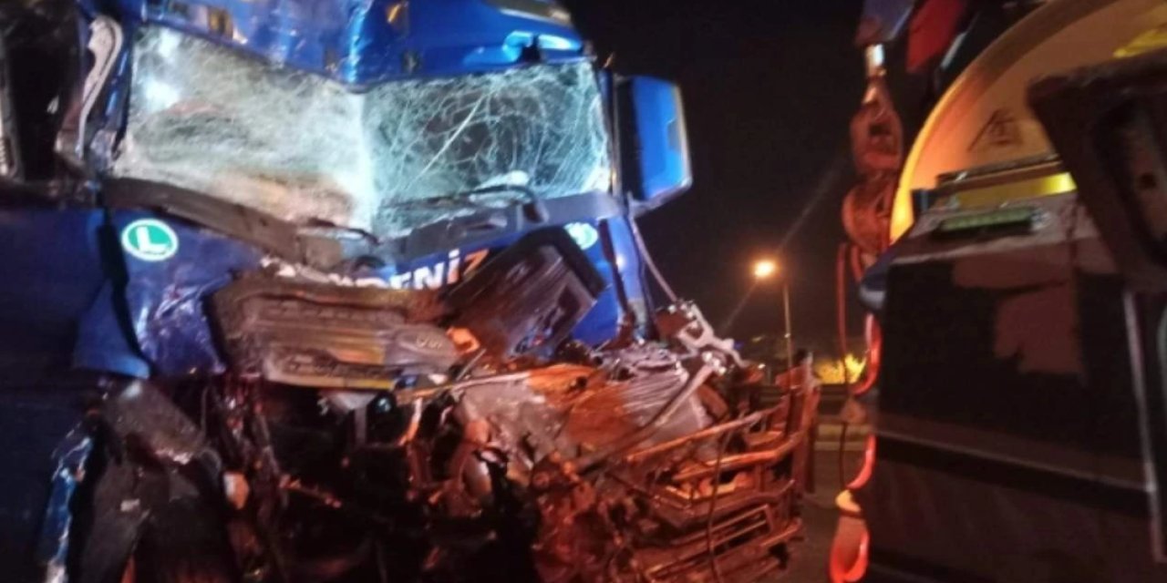 Öğrenci taşıyan otobüse arkadan tır çarptı: 1'i Öğretmen 18 kişi yaralandı