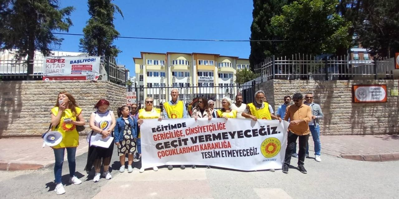 Kız Öğrencilerin Kıyafetine Karışan Okul Müdürüne Tepki