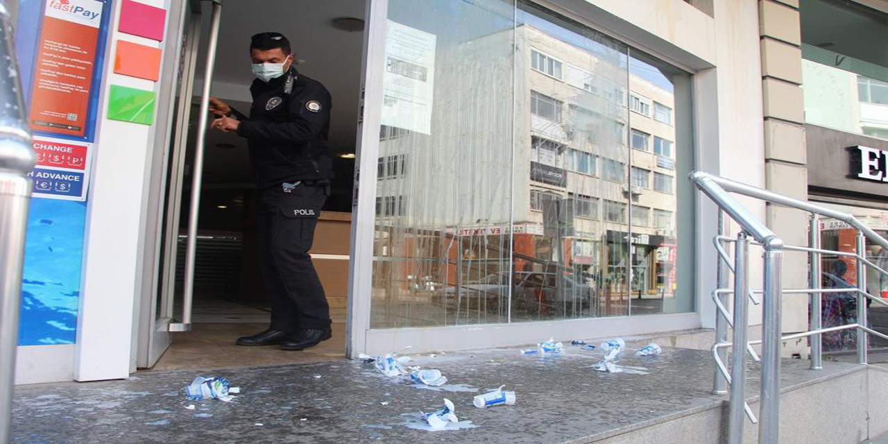 Kredisini Ödeyemedi, Bankaya Saldırdı