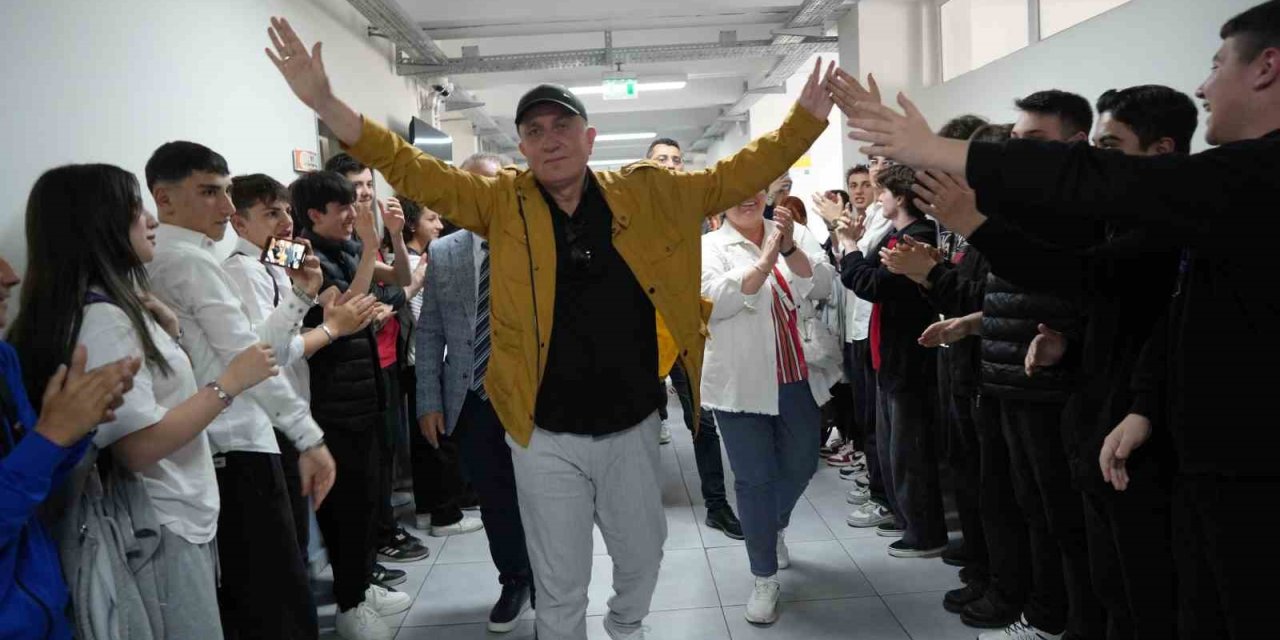 38 Yıl Aynı Okulda Öğretmenlik Yapan Emektar Eğitimciye Veda