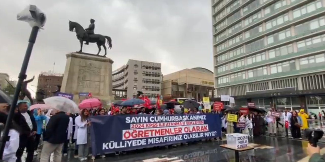 Öğretmenler Yağmura Aldırmadı: Ek Atama İçin Ulus Meydanı'nda Seslerini Yükselttiler!